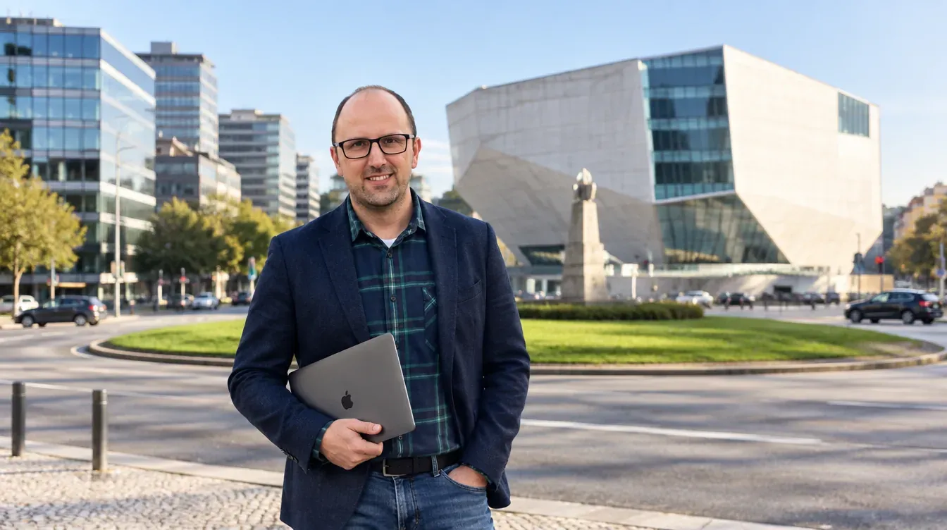 Ricardo Morais, consultor SEO, na zona da Rotunda da Boavista com a Casa da Música ao fundo
